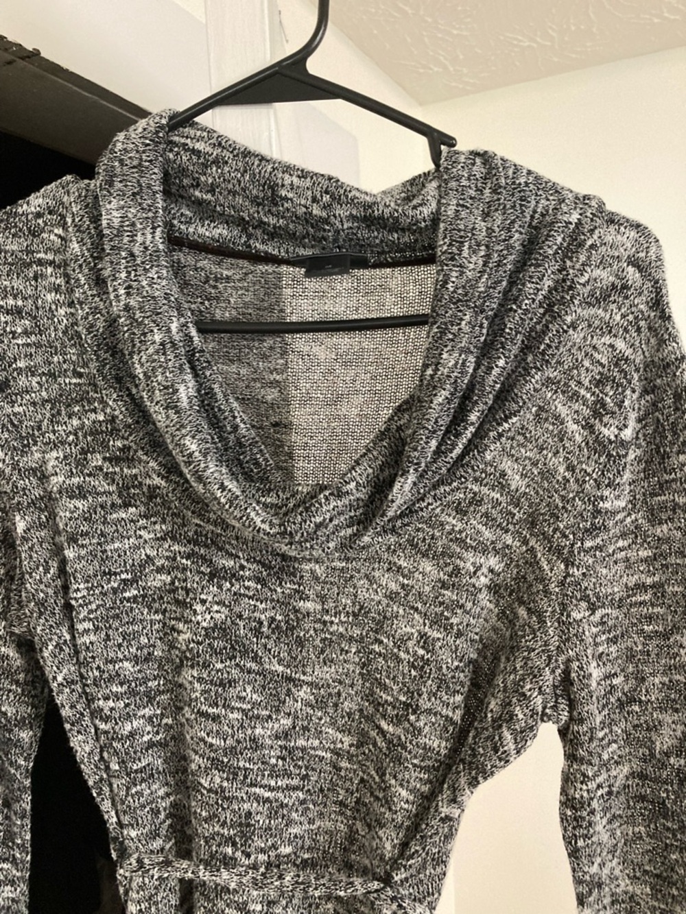 Ladies Sweater - Picture 4 of 12